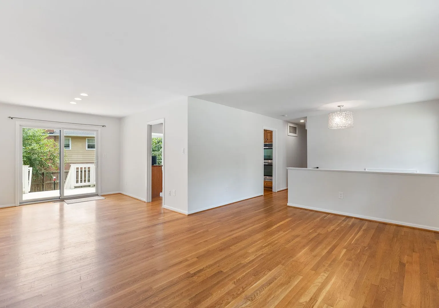 Elegant Single-Family Home in Vienna | Spacious Living in a Prime Location — Photo 2