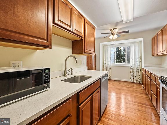 4th image of 302 Giles Pl