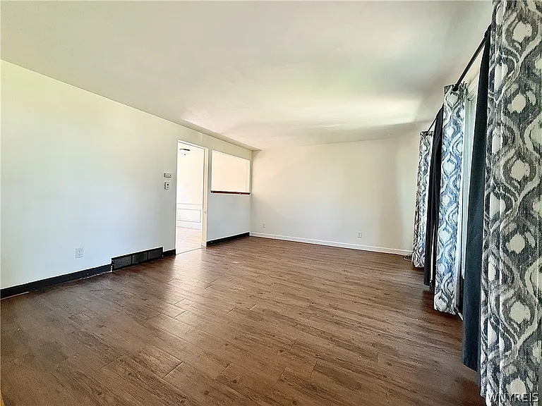 90 E Summerset Ln — Photo 2