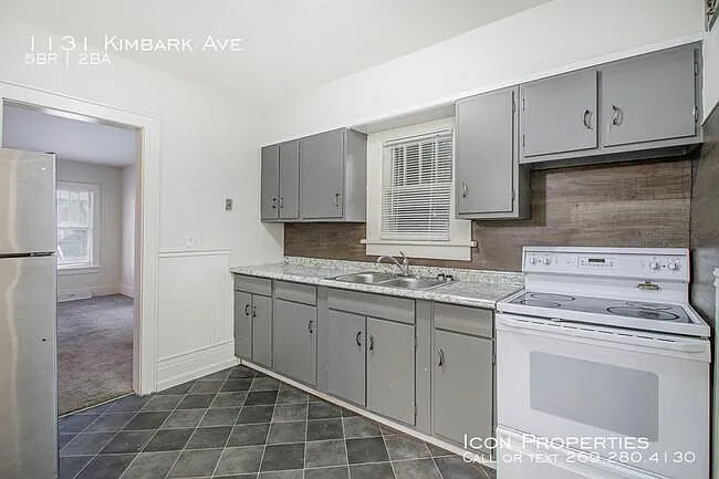 5 bed, 1.5 bath, 1800 sqft, $2,300 — Photo 4