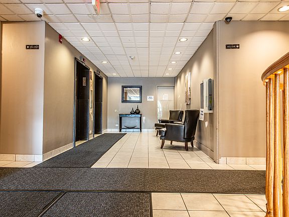 3rd image of 720 Wellington Ave Unit 401