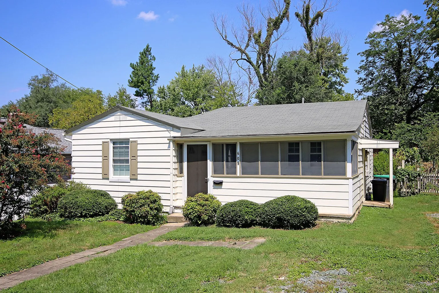 609 Blenheim Ave photo 1