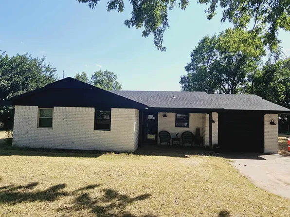 404 E Cedar St, Hennessey, OK 73742