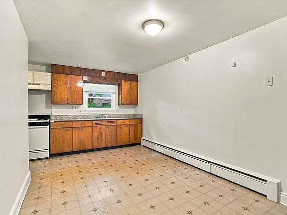 3rd image of 509 Bridge St APT 2