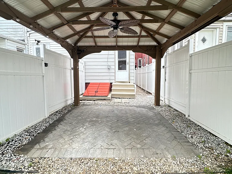525 Perry St — Photo 15