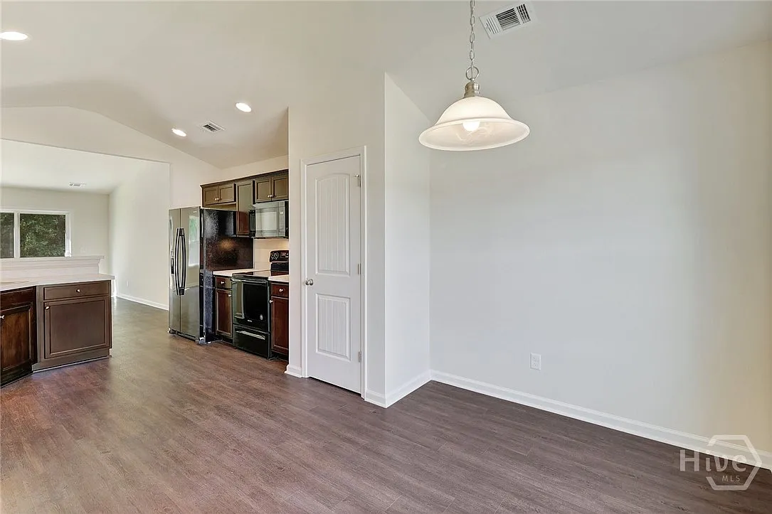 3 bed, 2.0 bath, 1565 sqft, $1,900 — Photo 4