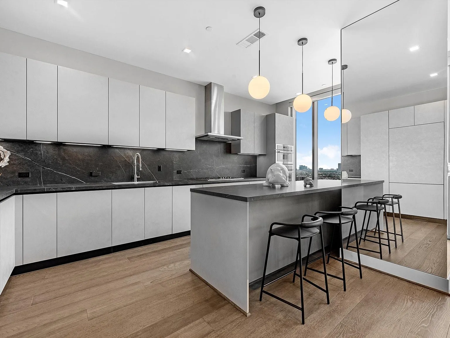 1 bed, 1.5 bath, 1693 sqft, $8,250 — Photo 4