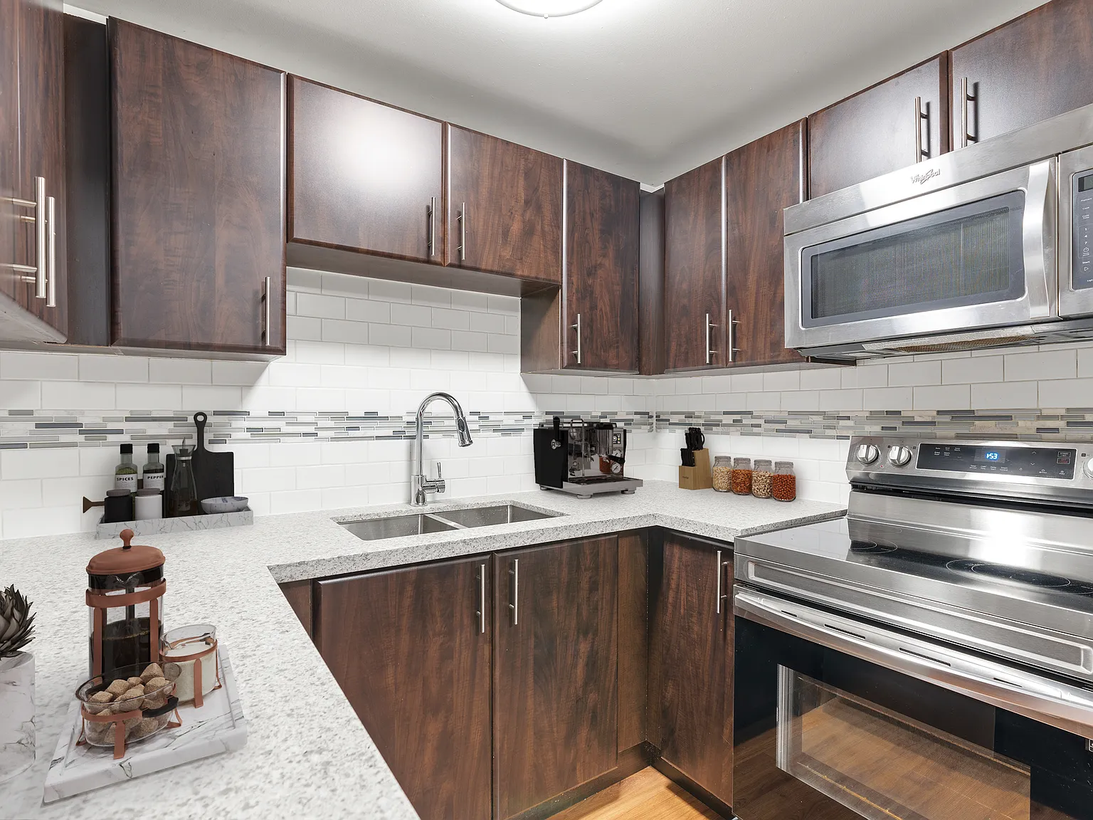 Treeview Manor — Photo 2
