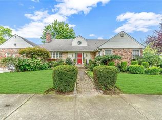 192-15 Radnor Rd, Hollis, NY 11423