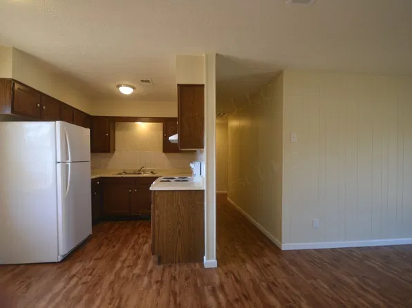 South Street Apartments, 215 W South St #C, Bolivar, MO 65613