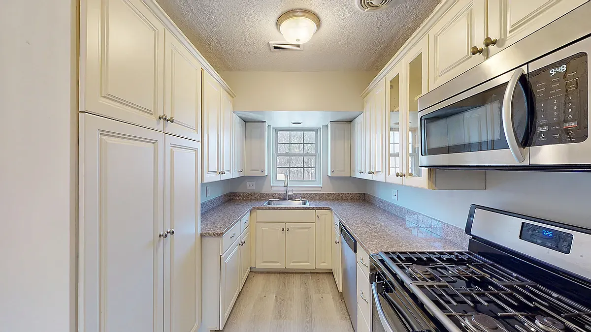 137 Lake Shore Rd — Photo 1