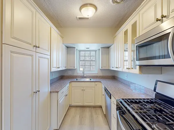 137 Lake Shore Rd APT 4, Brighton, MA 02135