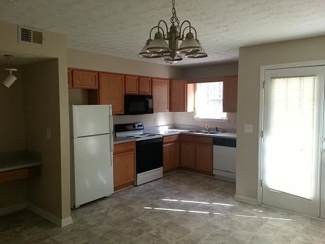 2 bed, 1.5 bath, 1280 sqft, $1,395 — Photo 2