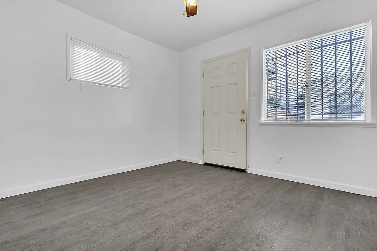 Building Photo - 447 E 101st St #1