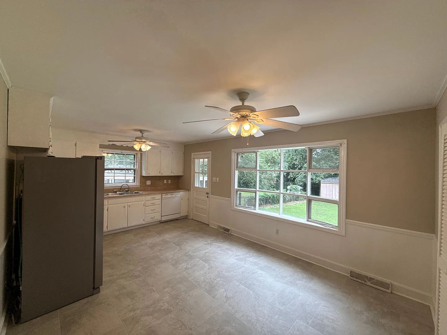 Charming Brick Ranch Home In Cambridge Park Community — Photo 4