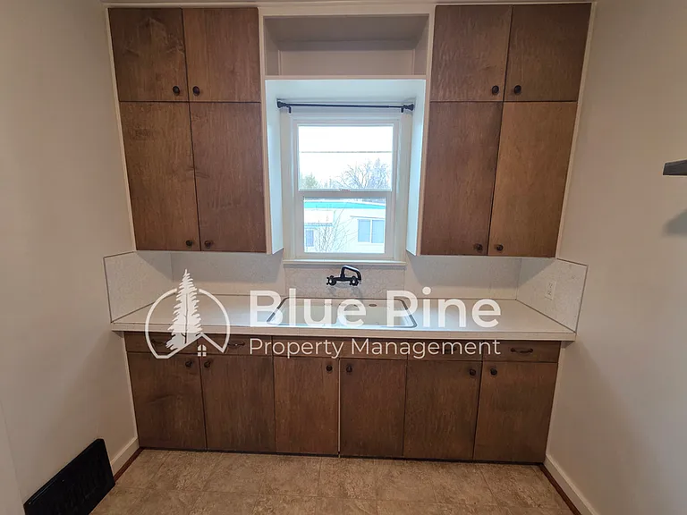 485 N Higbee Ave — Photo 4