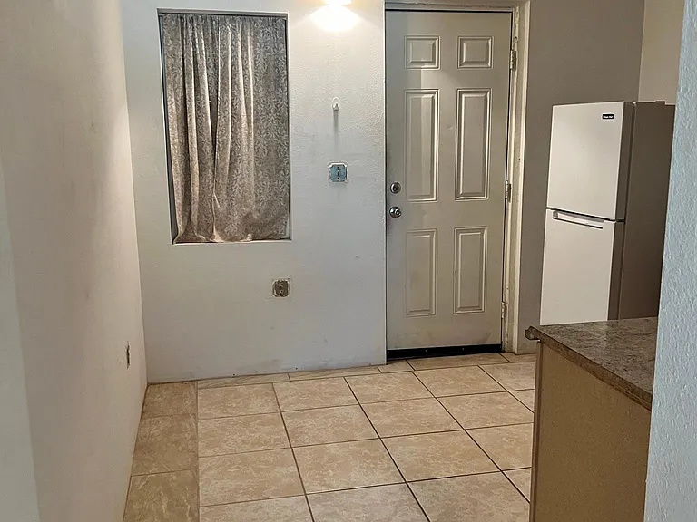 204-206 N Sunshine Blvd #8 — Photo 4