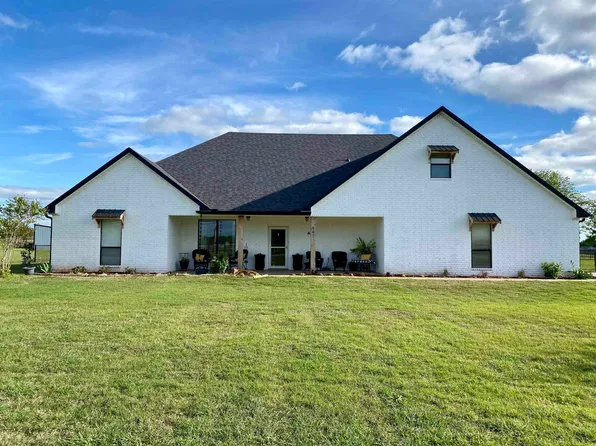 907 E Florida Ave, Waurika, OK 73573