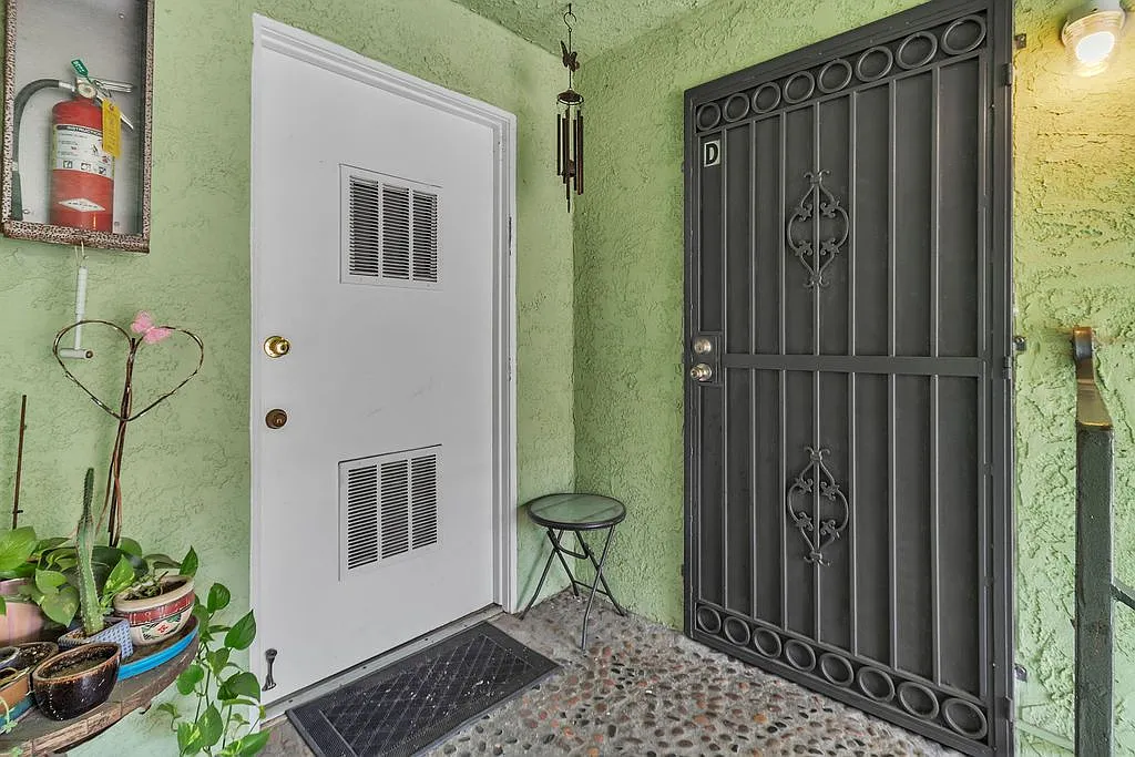 10 bed, 6.0 bath, 963 sqft, $2,350 — Photo 2