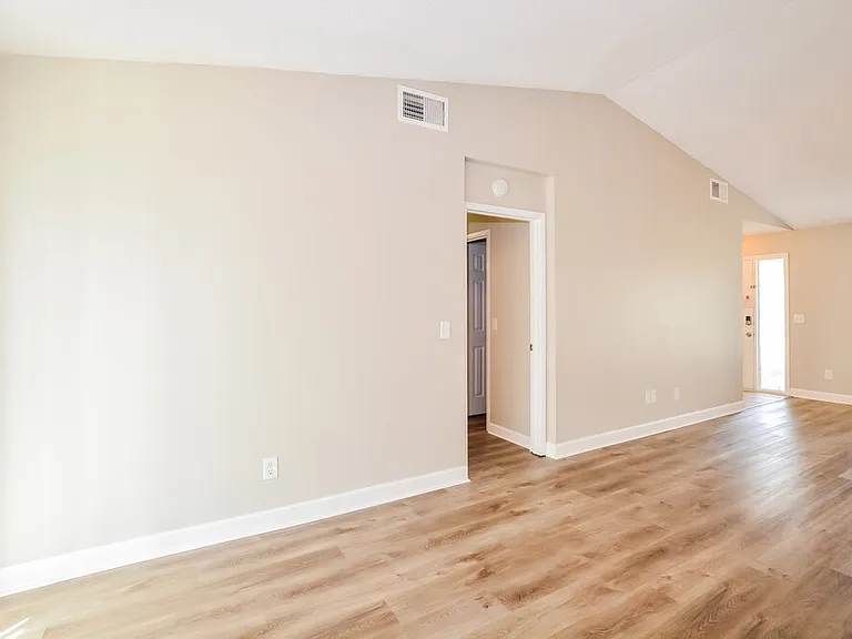 426 Iowa Woods Cir E — Photo 4