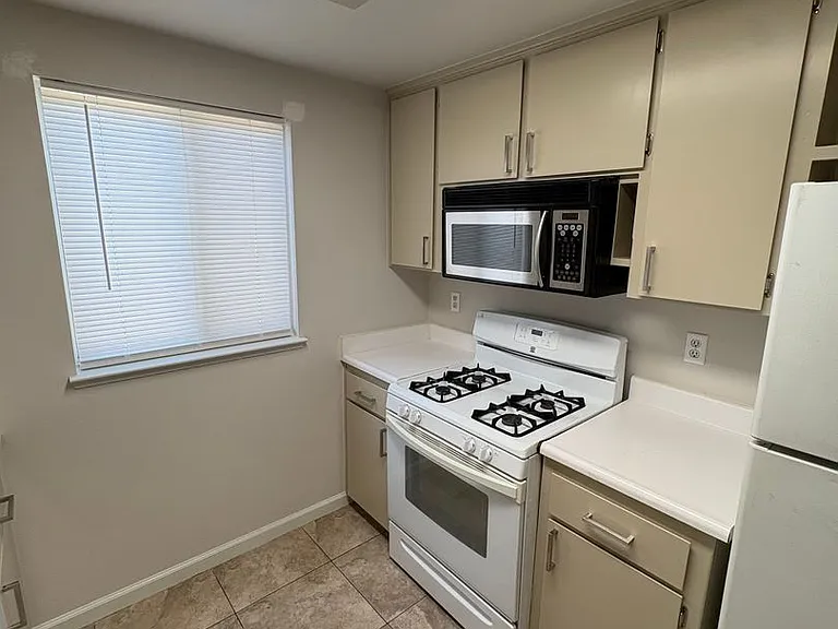 1148 Gladys Way — Photo 5