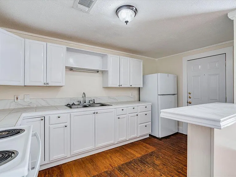 208 W Lockhart St — Photo 8