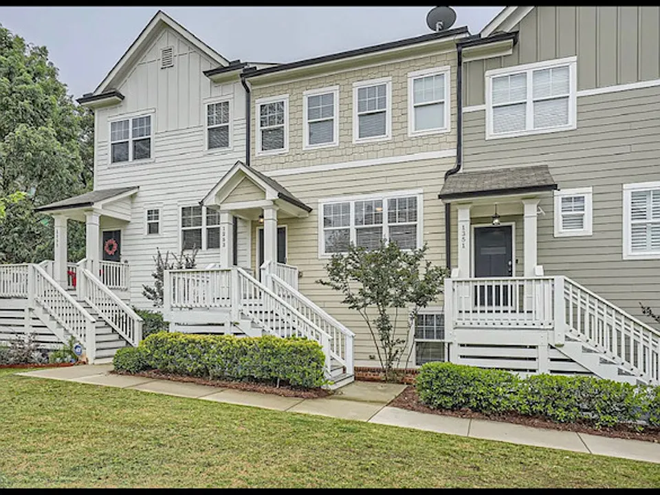 1353 Callahan Cv
