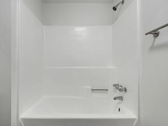 3rd image of 420 Broadway Ave APT 2