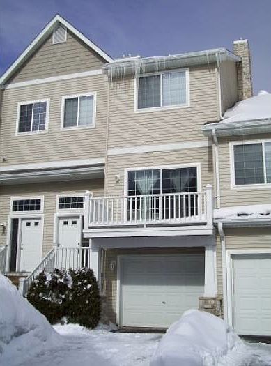 1st image of 368 Willoughby Way W