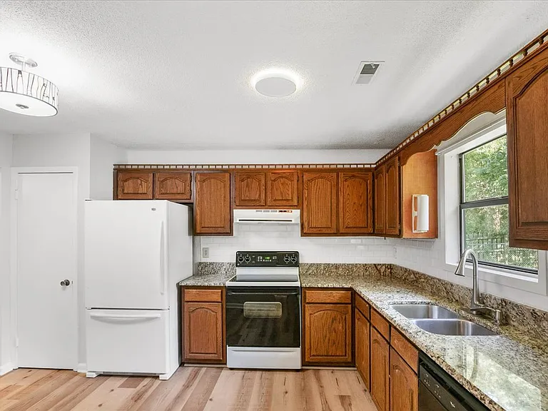 1607 Burnley Dr — Photo 20