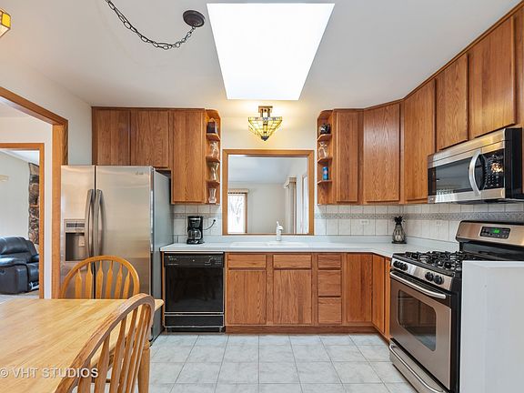 4th image of 612 E Wilson Ave