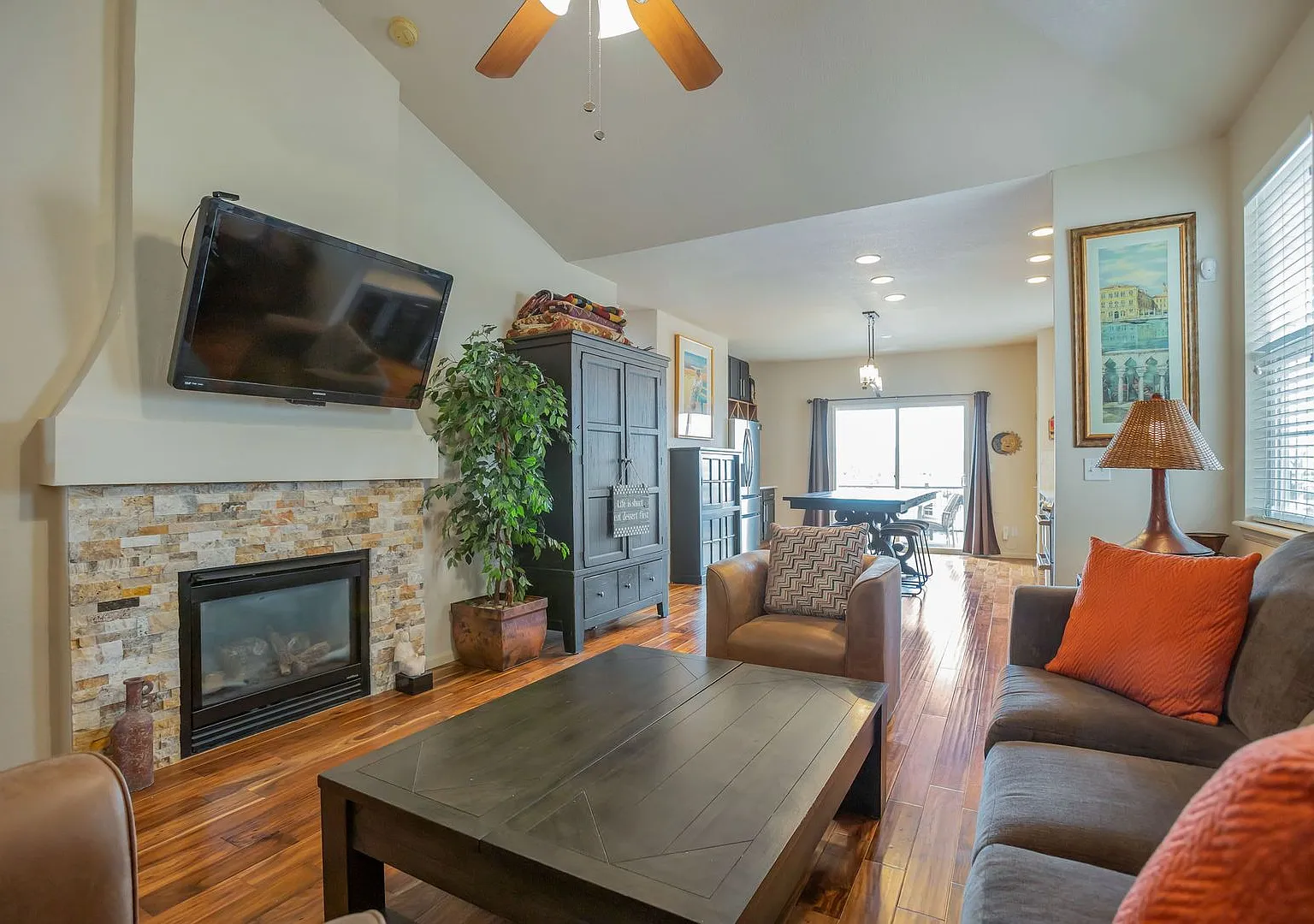 Fully Furnished 3BR with Mountain Views All Utilities Included — Photo 1