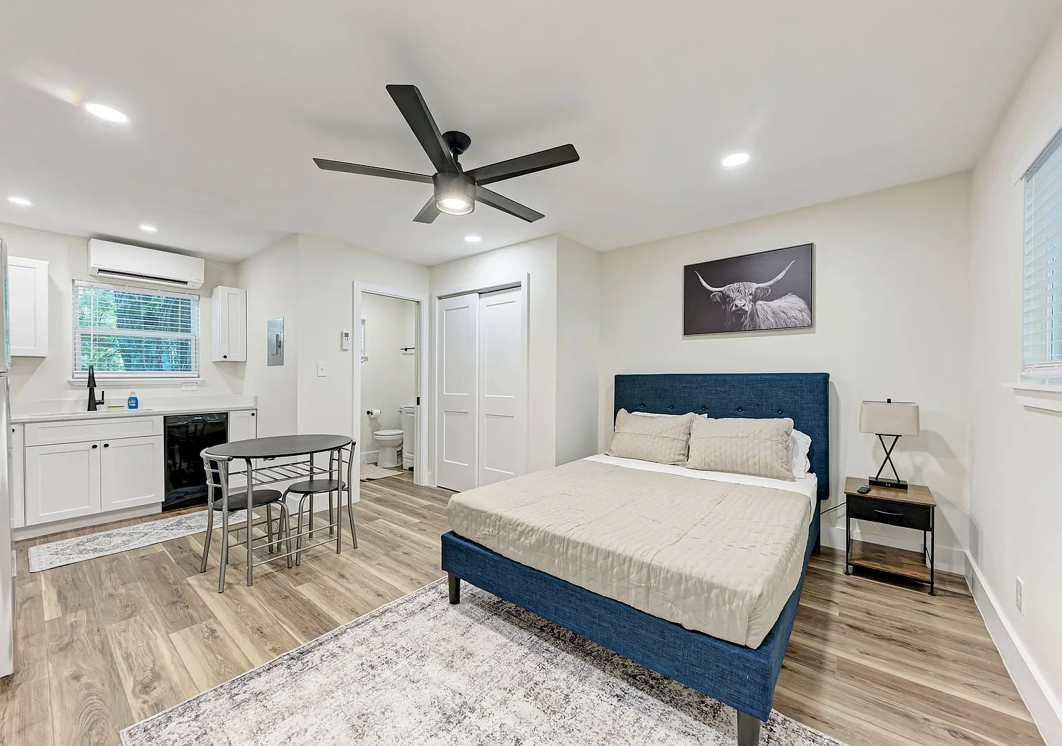 For Lease Fully Furnished Studio Near UT — Photo 2