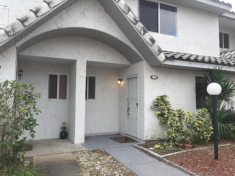 2 bed, 2.5 bath, 1352 sqft, $1,750 — Photo 1