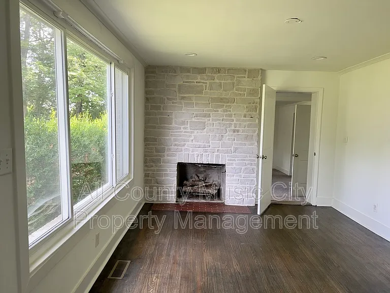 1013 Chadwell Dr — Photo 3