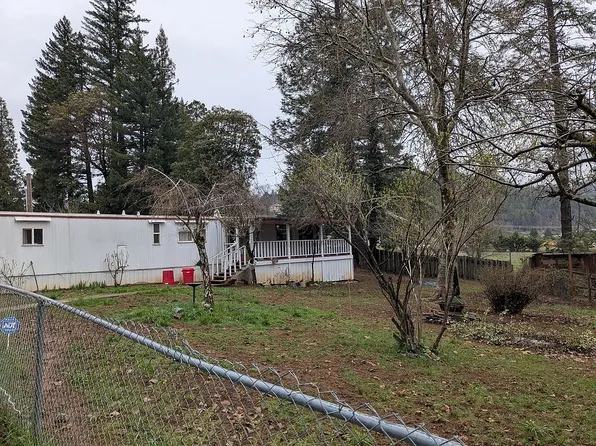 63721 Applegate Dr, Happy Camp, CA 96039