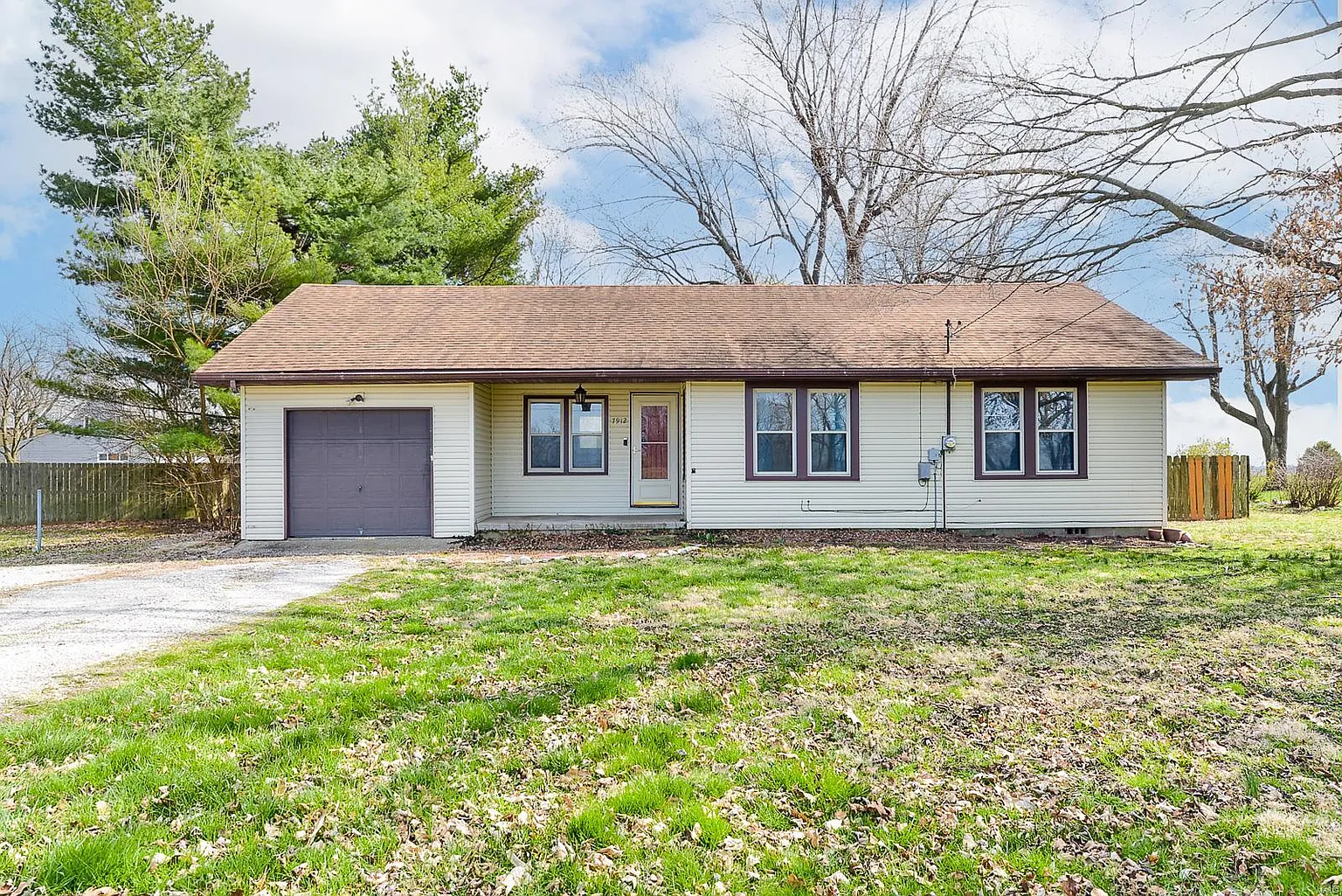 7912 Collinsville Rd photo 1