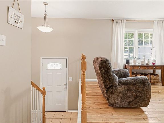 3rd image of 210 SE Circleview Dr