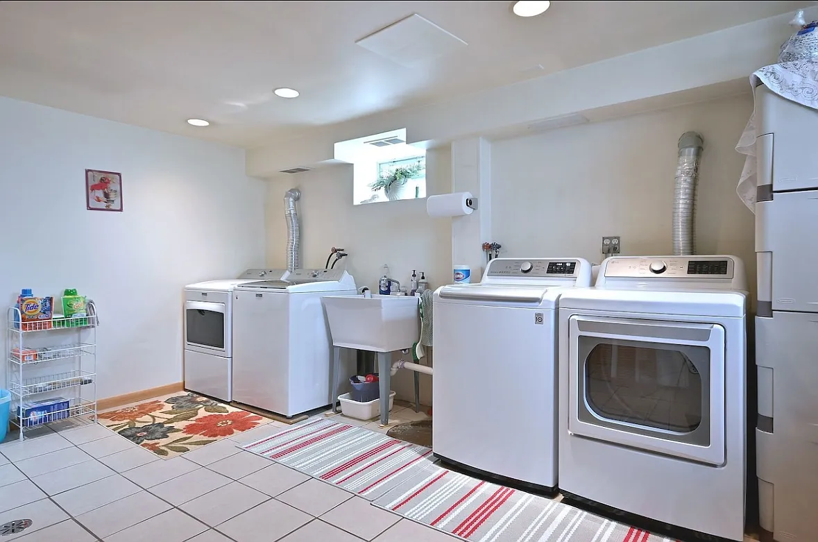 3 bed, 1300 sqft, $2,300 — Photo 4