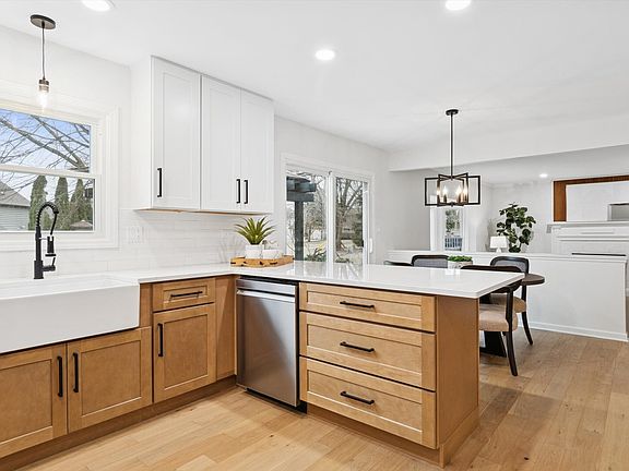 5th image of 731 S River Rd