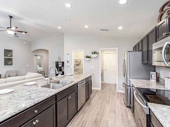 Gourmet kitchen with large island - Raychel home plan
