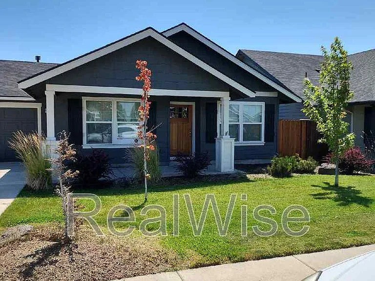 474 NE Oak Ave — Photo 1