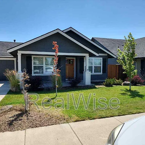 474 NE Oak Ave Photo 1