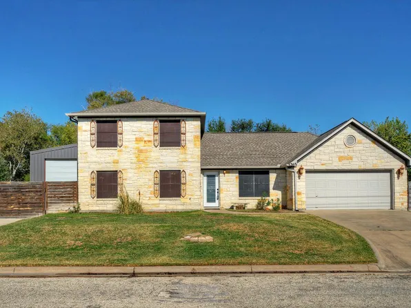 1265 E Independence St, Giddings, TX 78942