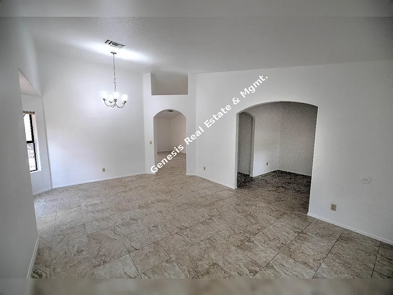 10019 N Roxbury Dr — Photo 15