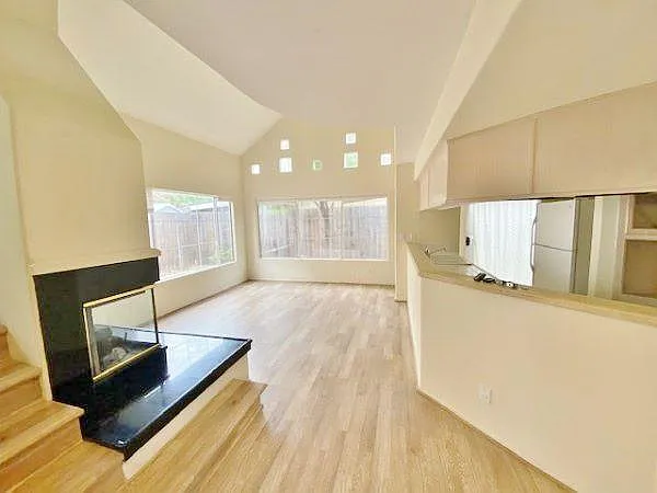 3 bed, 2.5 bath, 1551 sqft, $5,200 — Photo 3