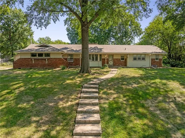 8531 Broadmoor St, Overland Park, KS 66212