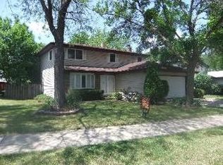 903 Dearborn Cir, Carol Stream, IL 60188