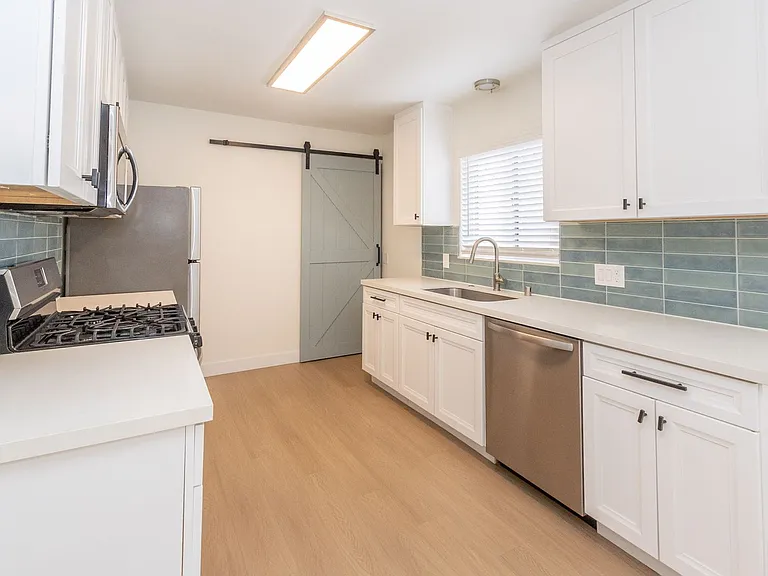 Remodeled 2 Bedroom/ 1 Bath Apartment Near Strand Beach in Oceanside! — Photo 4