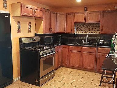 4th image of 1606 Blonde St #9402356317